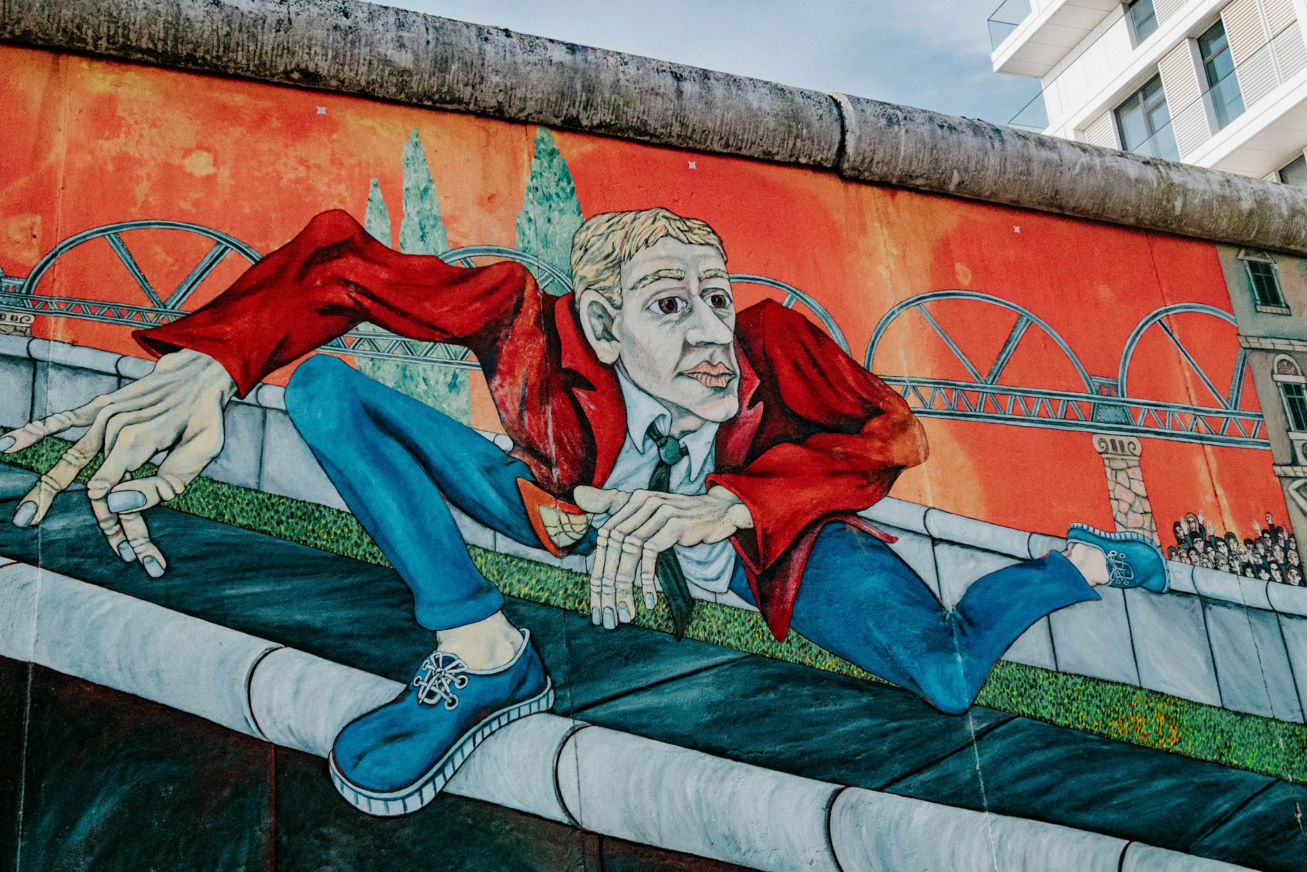 Kolorowy mural na ścianie budynku we Włodawie, inicjatywa wspierana przez LGD
