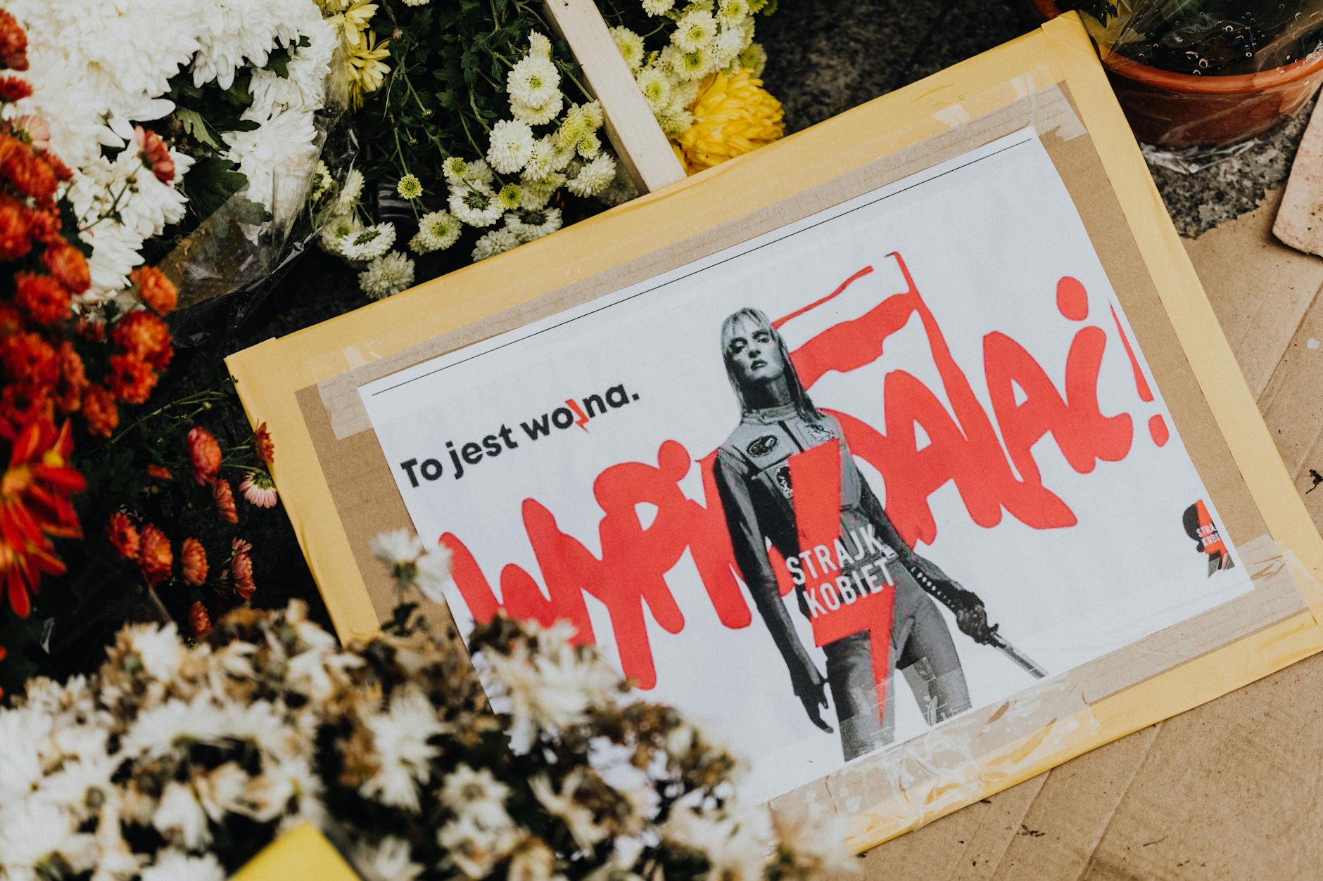 Włodawa: Kontrast między barwną wystawą sztuki a czarnym protestem personelu szpitalnego