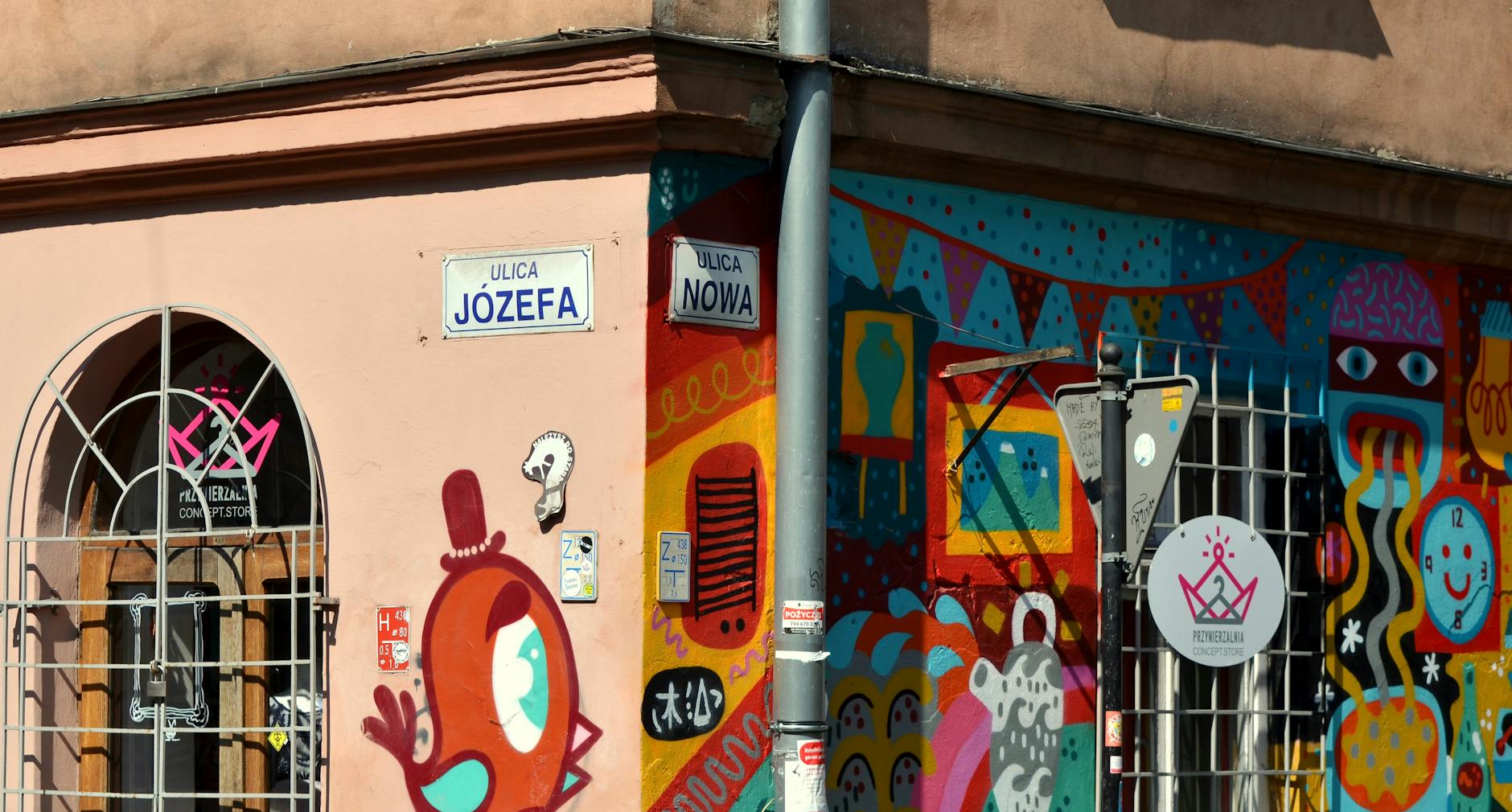 Kolorowy mural na ścianie budynku we Włodawie, przykład rewitalizacji przestrzeni miejskiej.